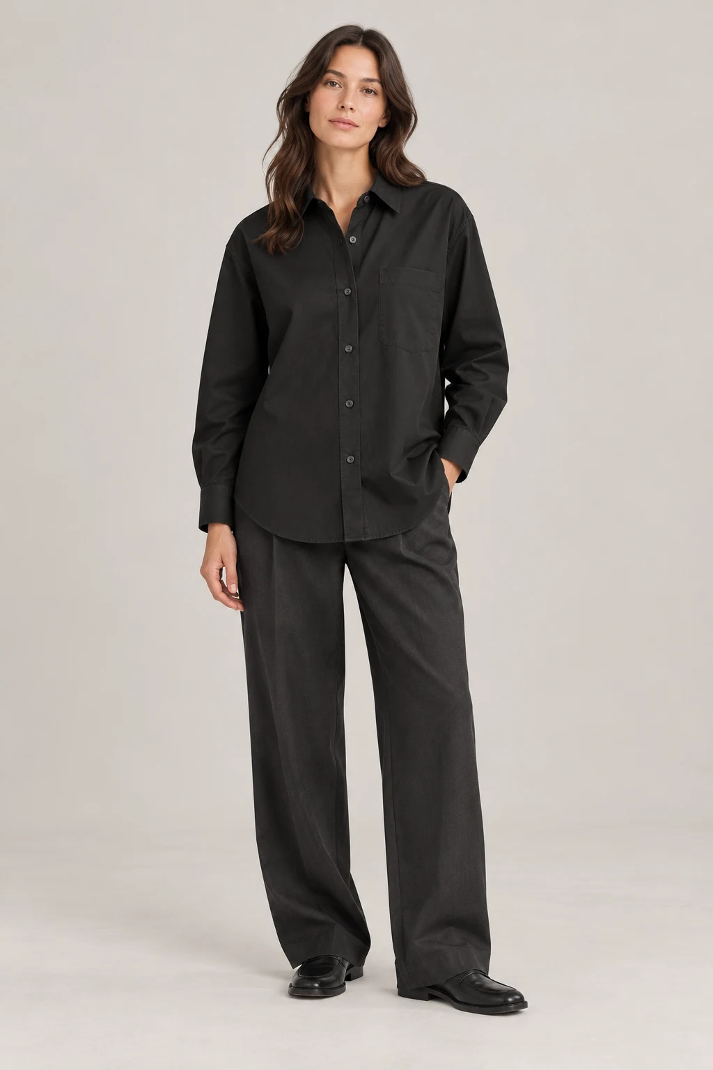 Everyday Poplin Shirt in Ink black — On model